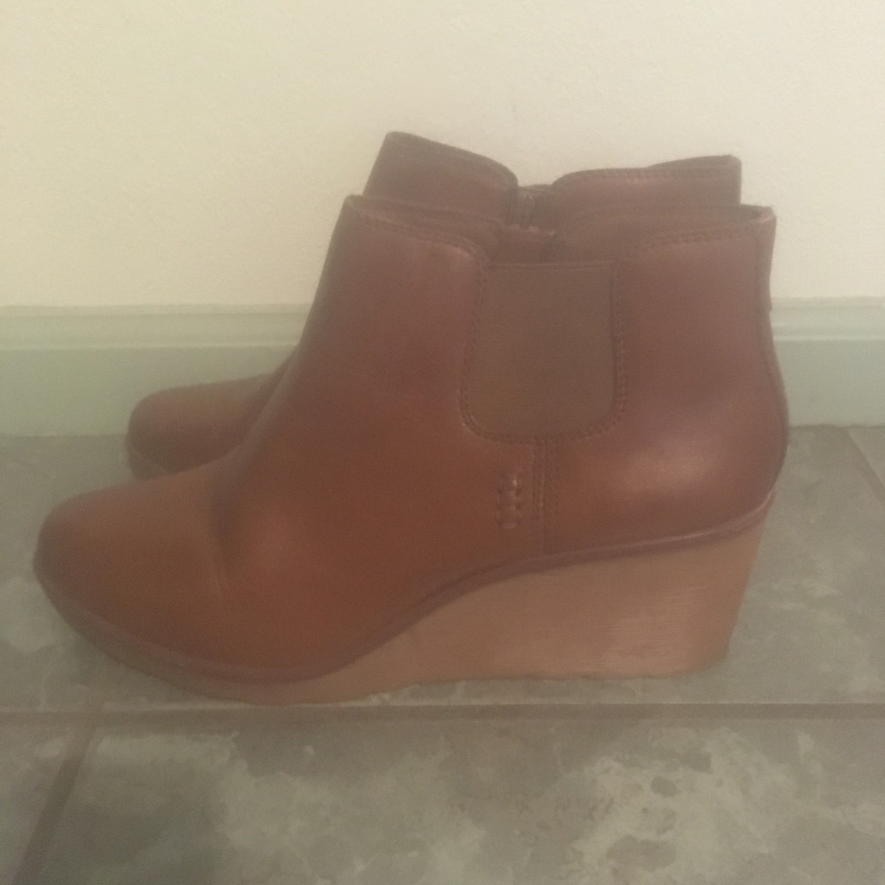 Tan Clark’s ankle boots
